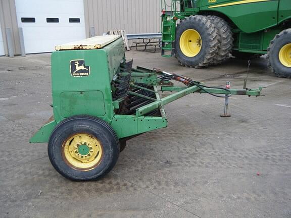 Image of John Deere 8250 equipment image 1