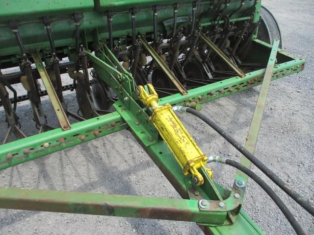 Image of John Deere 8250 equipment image 2