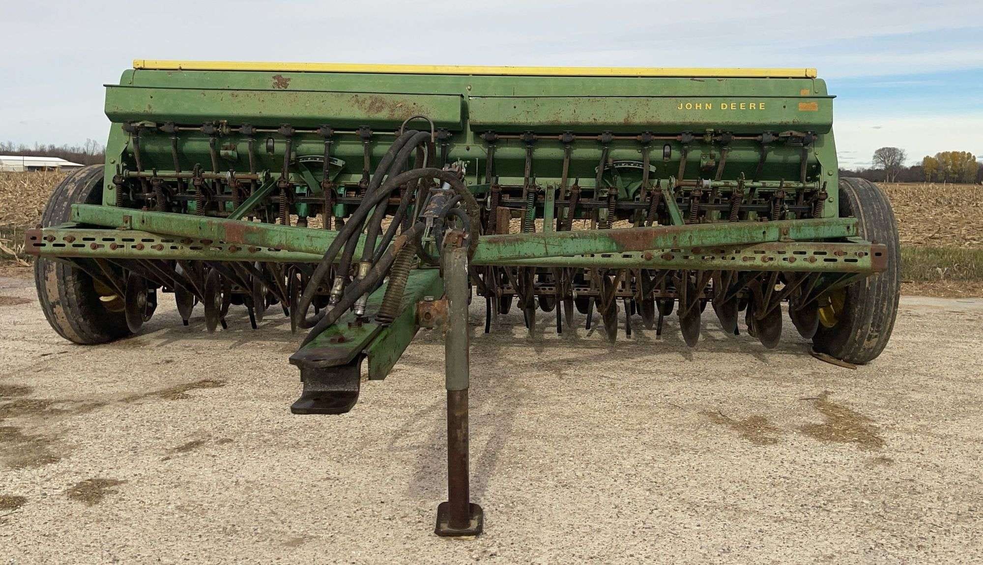John Deere 8250 Equipment Image0
