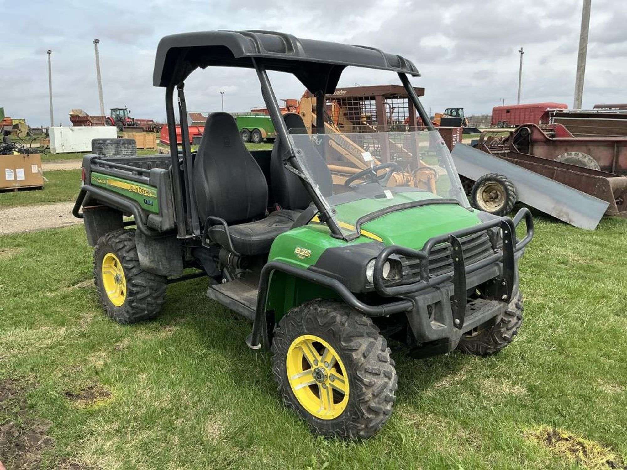 John Deere Gator XUV 825i Equipment Image0