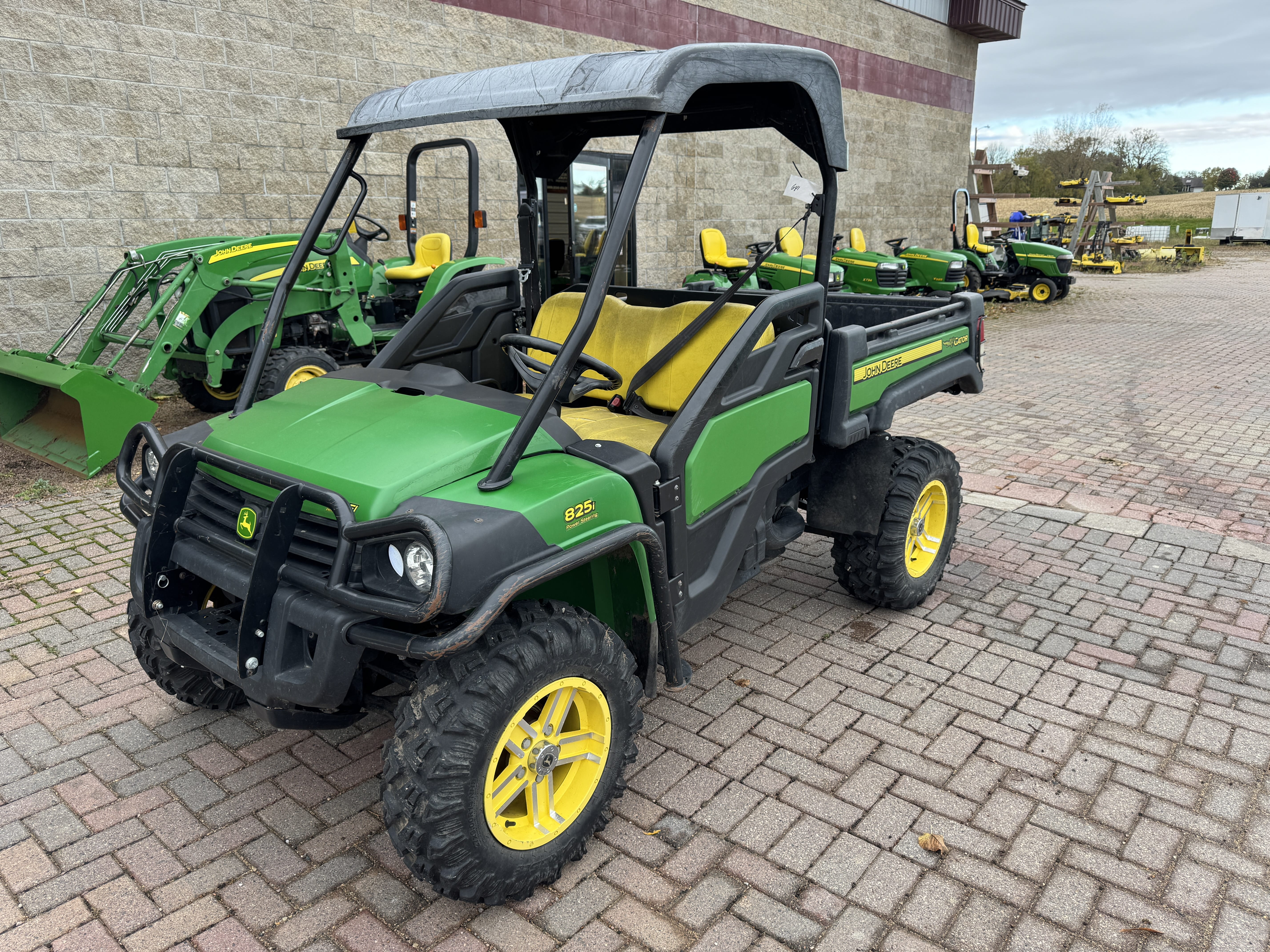 John Deere Gator XUV 825i Equipment Image0