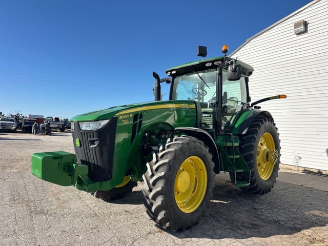 Image of John Deere 8260R equipment image 1
