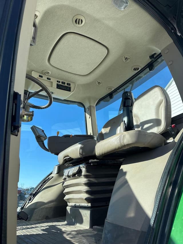 Image of John Deere 8260R equipment image 3