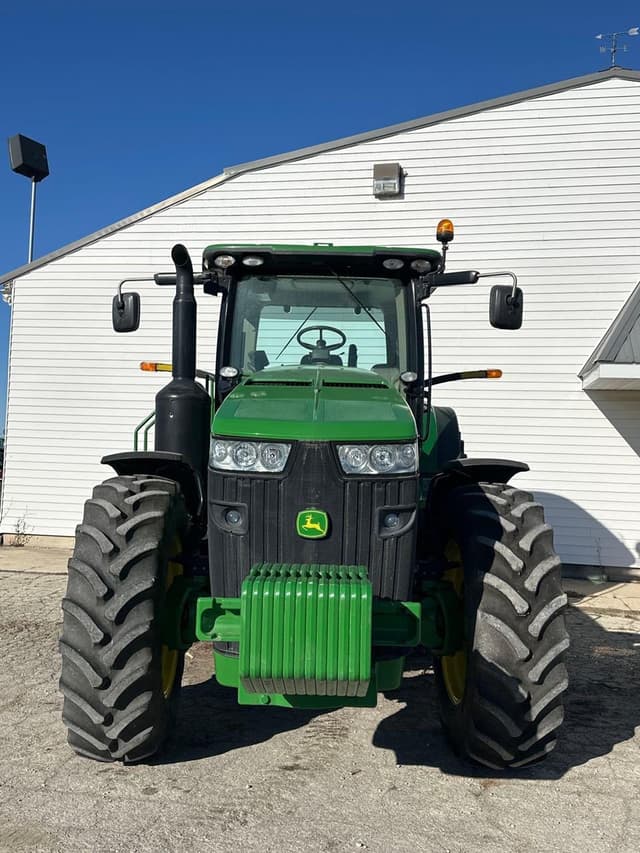 Image of John Deere 8260R equipment image 2