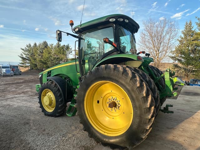Image of John Deere 8260R equipment image 1