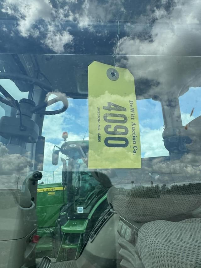 Image of John Deere 8260R equipment image 1