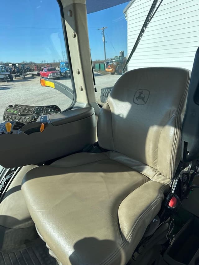 Image of John Deere 8260R equipment image 4