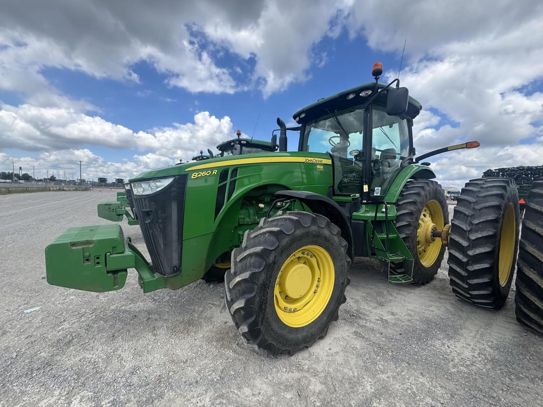 Image of John Deere 8260R Primary image