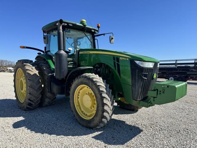 Image of John Deere 8260R equipment image 2