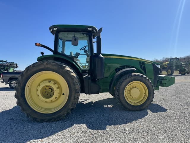 Image of John Deere 8260R equipment image 3