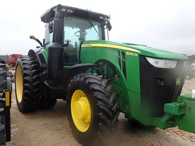 Image of John Deere 8260R equipment image 2