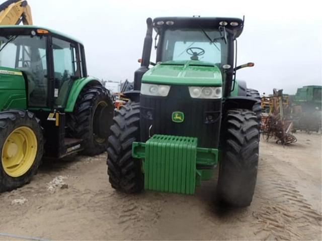 Image of John Deere 8260R equipment image 1