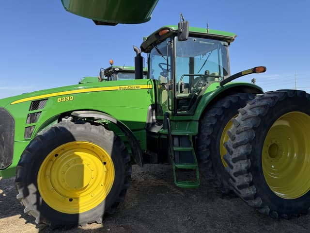 Image of John Deere 8285R equipment image 2