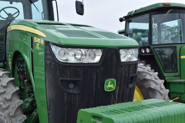 Image of John Deere 8285R equipment image 4