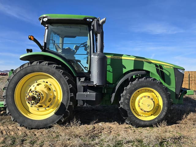 Image of John Deere 8285R equipment image 1
