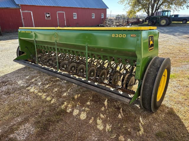 Image of John Deere 8300 equipment image 2