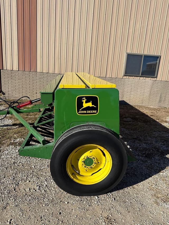 Image of John Deere 8300 equipment image 4