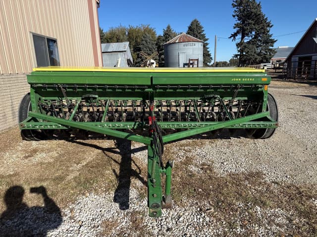 Image of John Deere 8300 equipment image 1