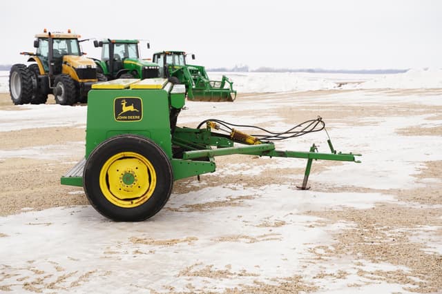 Image of John Deere 8300 equipment image 3