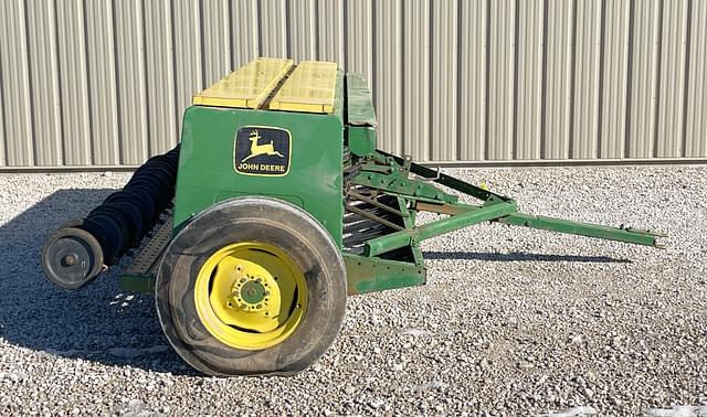 Image of John Deere 8300 equipment image 2