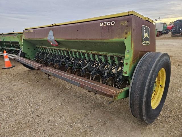 Image of John Deere 8300 equipment image 3
