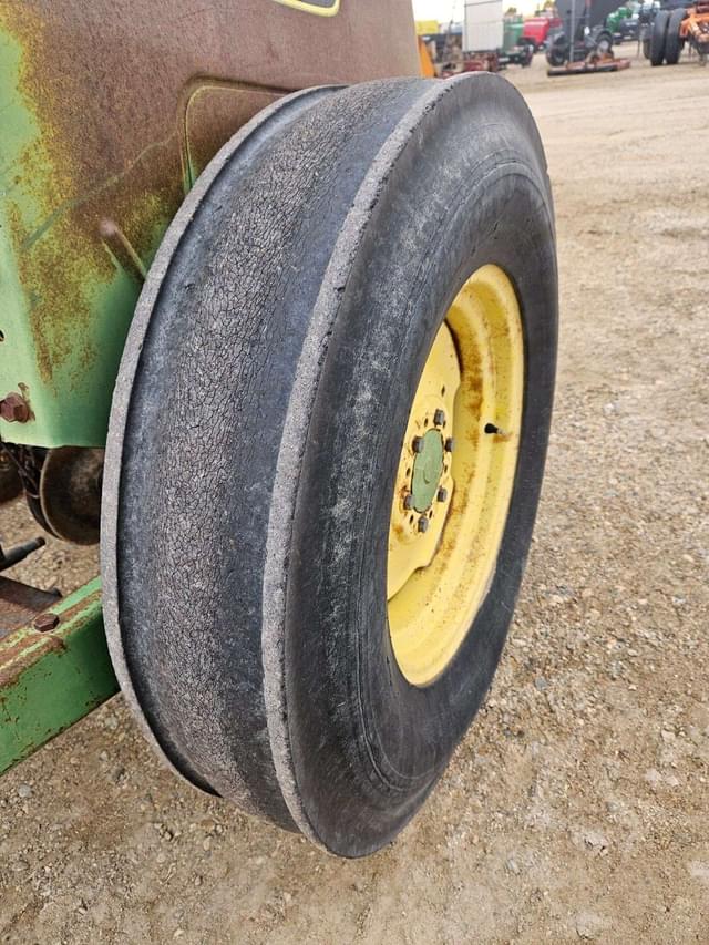 Image of John Deere 8300 equipment image 4