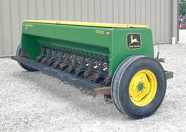 Image of John Deere 8300 equipment image 4
