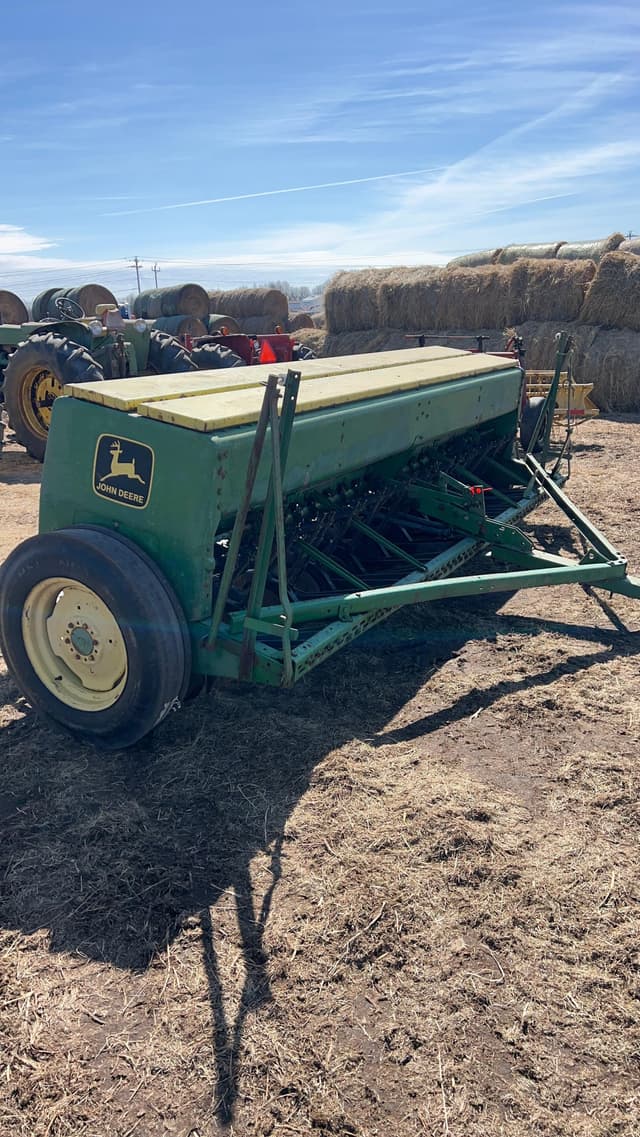 Image of John Deere 8300 equipment image 1