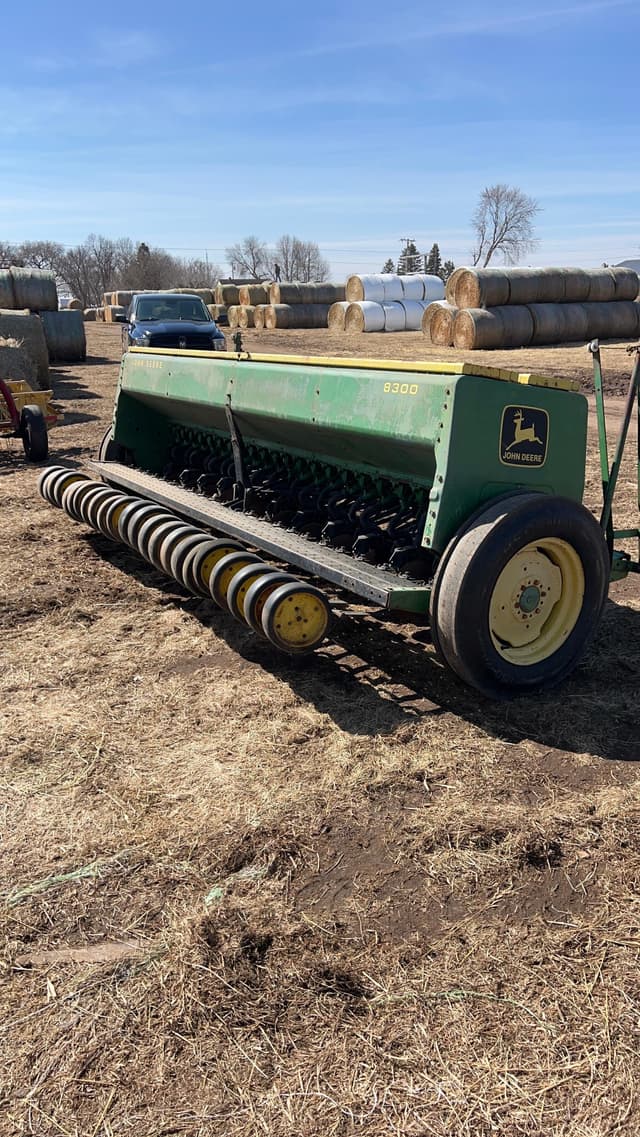 Image of John Deere 8300 equipment image 2