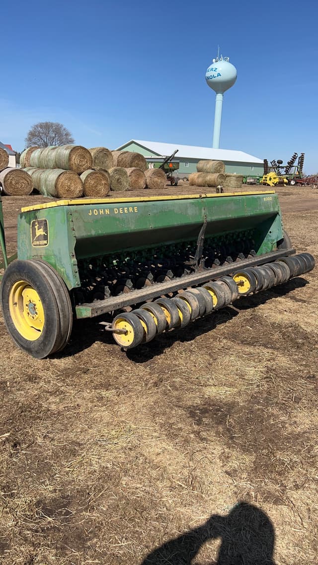 Image of John Deere 8300 equipment image 3