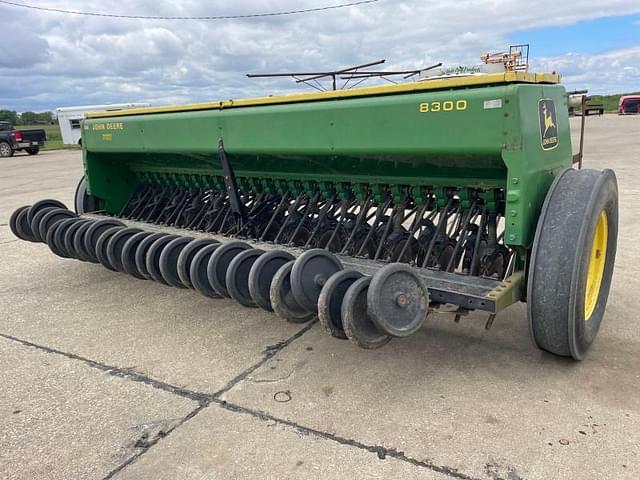 Image of John Deere 8300 equipment image 2