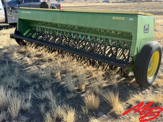 Image of John Deere 8300 equipment image 4