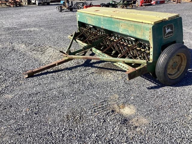 Image of John Deere 8300 equipment image 2