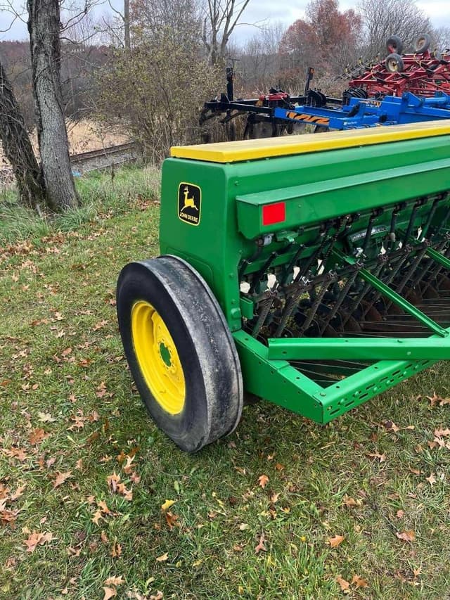 Image of John Deere 8300 equipment image 2