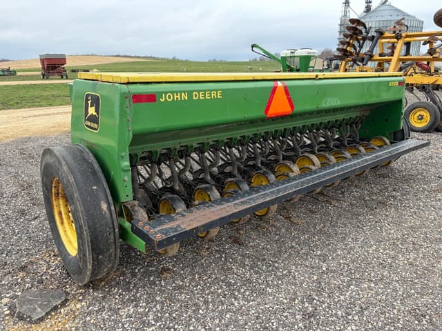 Image of John Deere 8300 equipment image 1