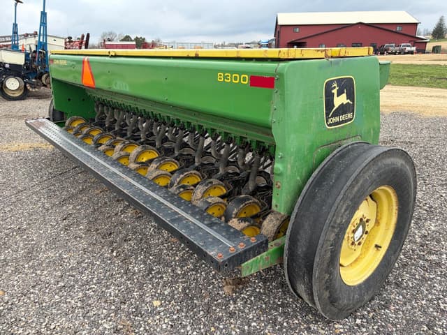 Image of John Deere 8300 equipment image 2