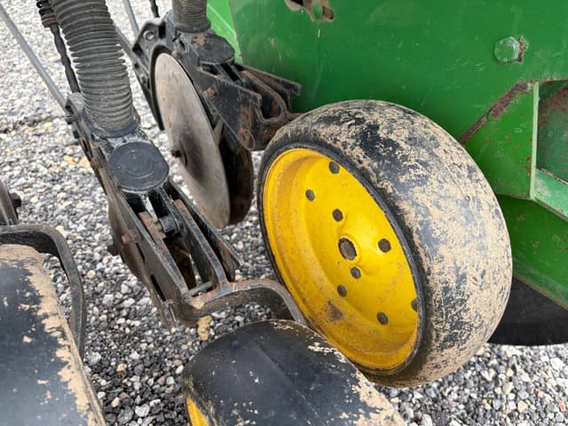 Image of John Deere 8300 equipment image 4