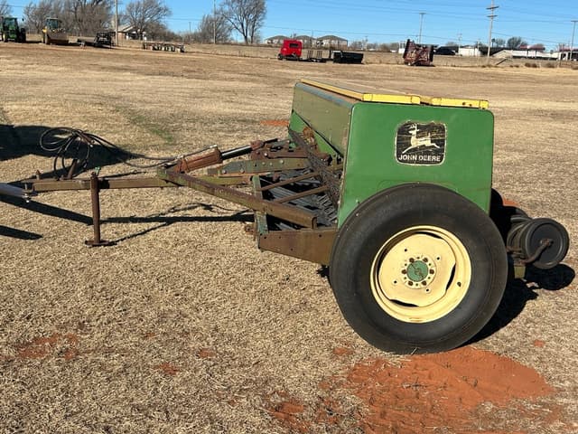 Image of John Deere 8300 equipment image 1