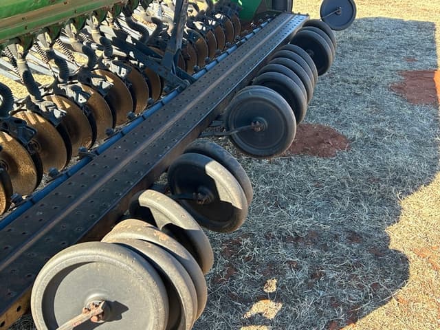 Image of John Deere 8300 equipment image 3