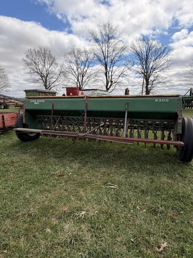 Image of John Deere 8300 equipment image 1