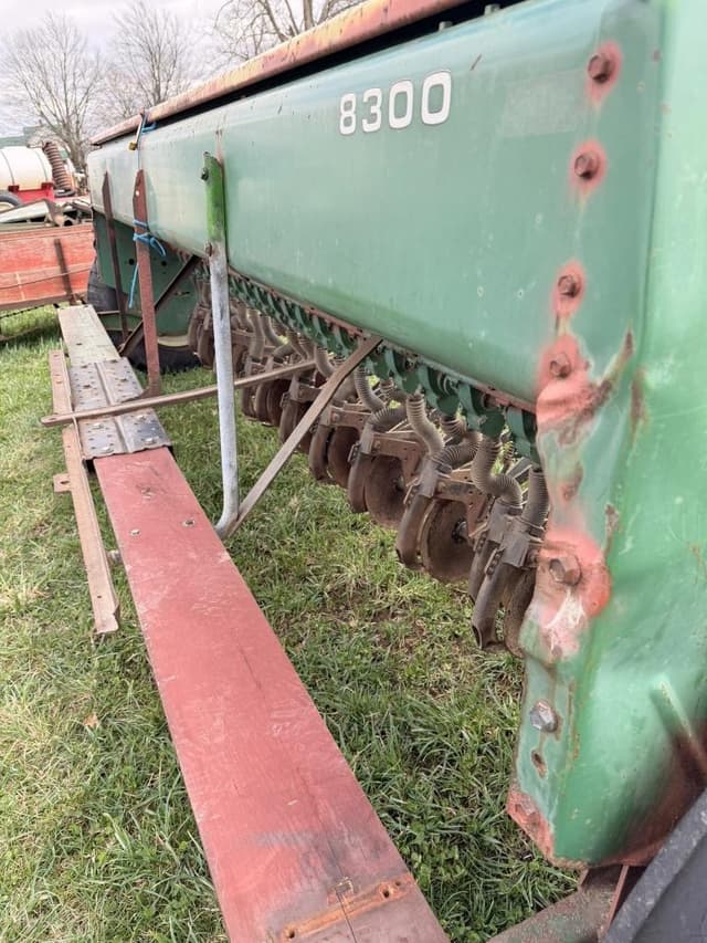 Image of John Deere 8300 equipment image 2