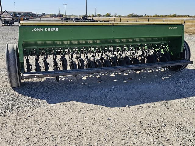 Image of John Deere 8300 equipment image 4