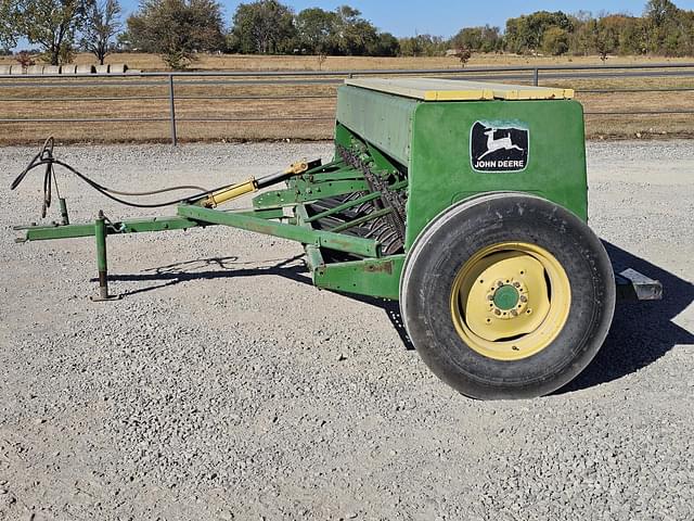 Image of John Deere 8300 equipment image 2