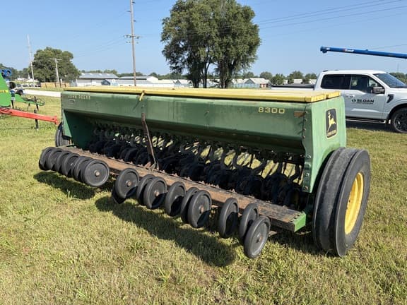 Image of John Deere 8300 equipment image 2