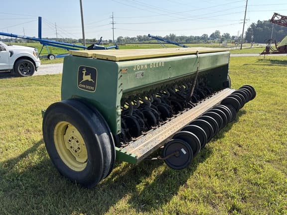 Image of John Deere 8300 equipment image 3
