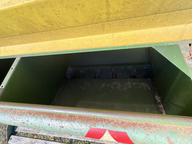 Image of John Deere 8300 equipment image 1