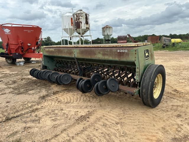Image of John Deere 8300 equipment image 3