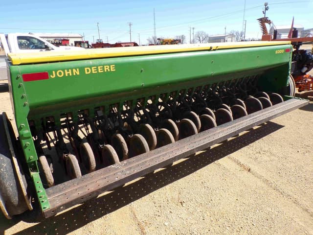Image of John Deere 8300 equipment image 4