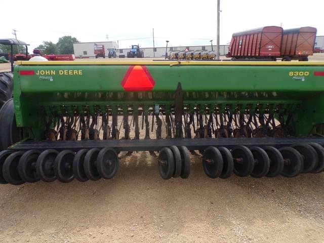 Image of John Deere 8300 equipment image 4