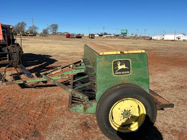 Image of John Deere 8300 equipment image 1